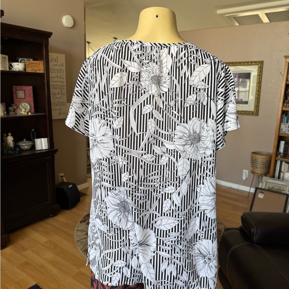 Como Blu black & white floral striped short split sleeves Vneck blouse-size XL - Picture 2 of 9